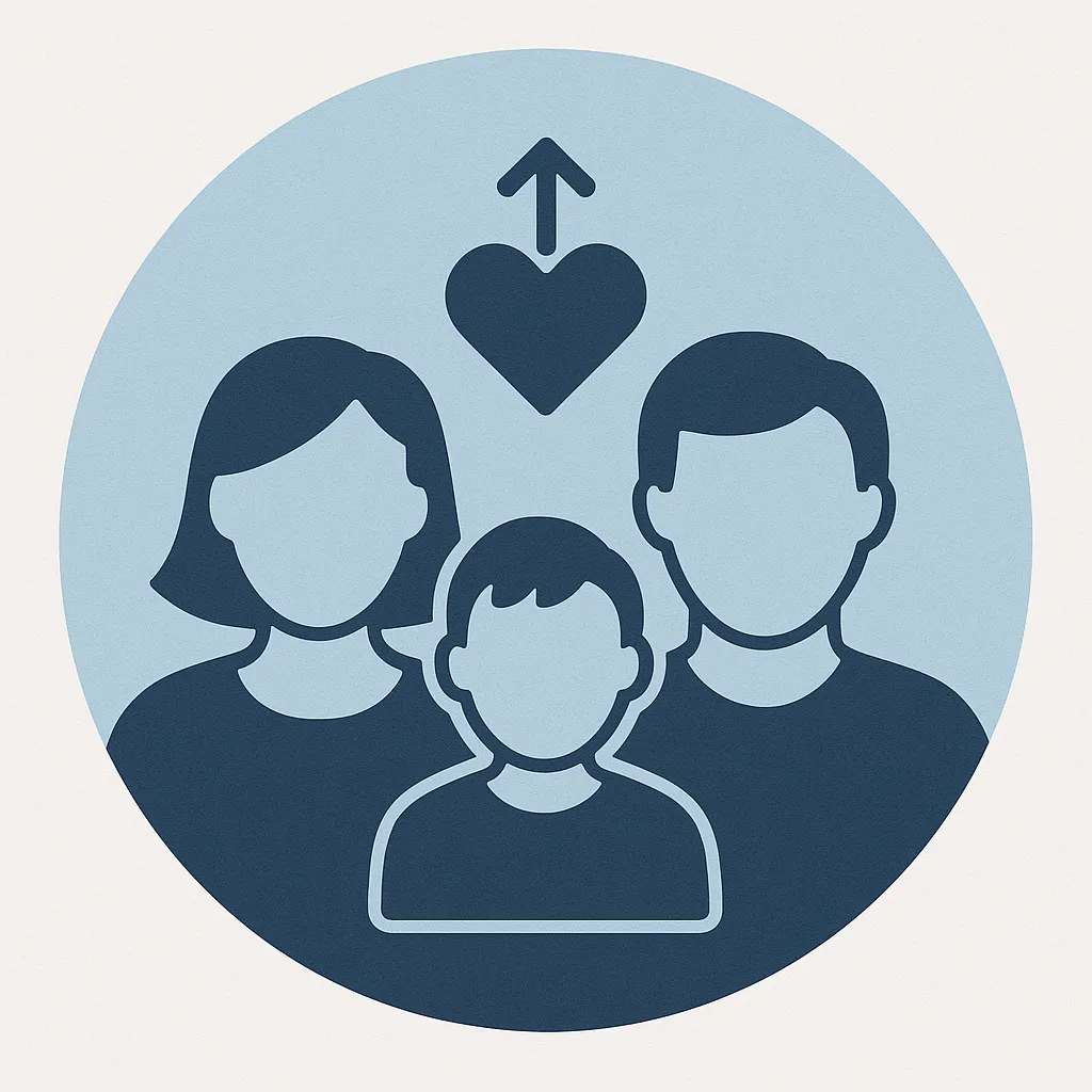Ícone circular representando o apoio aos pais e responsáveis no desenvolvimento infantil, com uma criança no centro, ladeada por duas figuras adultas e um coração com seta apontando para cima, simbolizando cuidado e progresso.